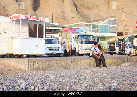 LIMA, Perù - Aprile 2, 2012: Unidentified coppia giovane udienza del 2 aprile 2012 sulla costa di Miraflores Lima, Perù. Foto Stock
