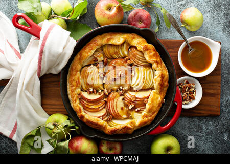 Apple galette in una ghisa pan Foto Stock