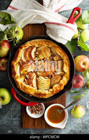Apple galette in una ghisa pan Foto Stock