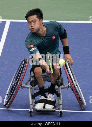 Il Flushing Meadow, New York, Stati Uniti d'America. 08 Sep, 2019. Shingo Kunieda, del Giappone, restituisce un colpo mentre in competizione in carrozzella uomini doppio campionato al 2019 US Open Tennis campionati a USTA Billie Jean King National Tennis Center di Domenica, 8 settembre 2019 a New York City. Foto di Ray Stubblebine/UPI Credito: UPI/Alamy Live News Foto Stock