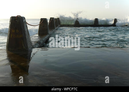 Durban, Sud Africa, onde si infrangono contro la parete di marea piscina presso la spiaggia di Brighton, paesaggio, sfondo, spazio copia, marea Foto Stock