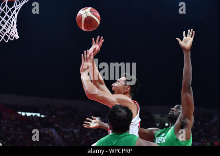 Pechino, la Cina della provincia di Guangdong. 8 Sep, 2019. Yi Jianlian (parte superiore) della Cina va per un cestello durante il gruppo m corrispondenza tra la Cina e la Nigeria al 2019 FIBA World Cup a Guangzhou, Cina del sud della provincia di Guangdong, Sett. 8, 2019. Credito: Egli Changshan/Xinhua/Alamy Live News Foto Stock