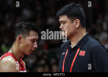 Pechino, la Cina della provincia di Guangdong. 8 Sep, 2019. Yao Ming (R), presidente del cinese di pallacanestro e Yi Jianlian della Cina reagiscono durante il gruppo m corrispondenza tra la Cina e la Nigeria al 2019 FIBA World Cup a Guangzhou, Cina del sud della provincia di Guangdong, Sett. 8, 2019. Credito: Pan Yulong/Xinhua/Alamy Live News Foto Stock