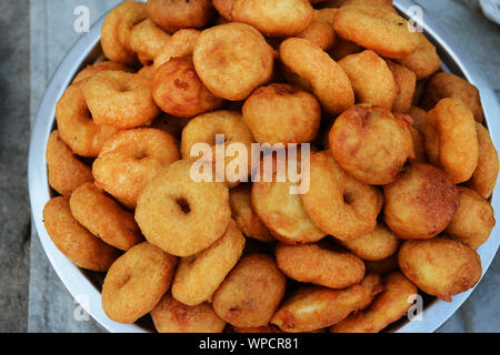 Medu Vada è un popolare sud indiane snack. Foto Stock