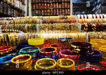 Schiave colorati visualizzati in un braccialetto shop in Varanasi's vivaci mercati. Foto Stock