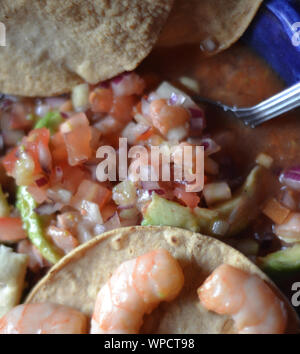 Close up di un piatto di frutti di mare, presa dal punto di vista della persona che è mangiare mentre si prepara da mangiare Foto Stock