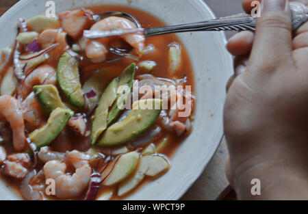 Close up di un piatto di frutti di mare, presa dal punto di vista della persona che è mangiare mentre si prepara da mangiare Foto Stock