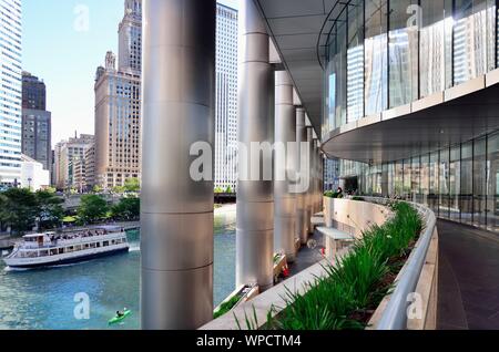 Chicago, Illinois, Stati Uniti d'America. Una vista del traffico sul Fiume di Chicago come visto da un fiume a piedi lungo la base della Trump Tower. Foto Stock