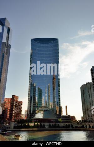 Chicago, Illinois, Stati Uniti d'America. Chicago River Punto (anche conosciuta come la 444 West Lake Street Edificio) riflette altri grattacieli di Chicago skyline. Foto Stock