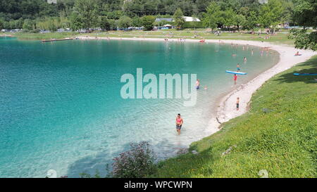 La Valle di Ledro, Italia. Il lago di Ledro e le sue spiagge. Un naturale lago alpino. Incredibile turchese, colori verde e blu. Alpi italiane. Italia Foto Stock