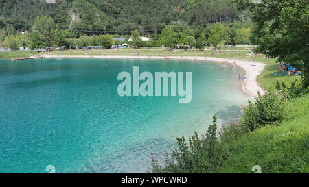 La Valle di Ledro, Italia. Il lago di Ledro e le sue spiagge. Un naturale lago alpino. Incredibile turchese, colori verde e blu. Alpi italiane. Italia Foto Stock