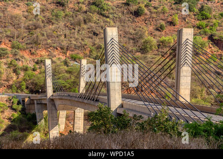Vista alla valle con il vecchio e il nuovo ponte sul fiume di montagna il Nilo Blu nei pressi di Bahir Dar, Etiopia. Foto Stock