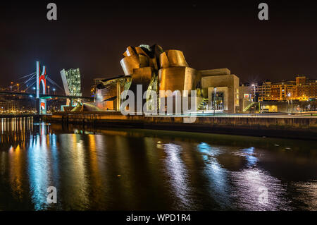 Bilbao skyline notturno sul fiume Nervion con Museo Guggenheim e La Salve Bridge, Bilbao, Paesi Baschi Foto Stock