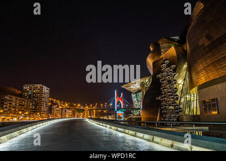 Vista notturna del Museo Guggenheim con la scultura Tall Tree e l'occhio da Anish Kapoor, Bilbao, Paesi Baschi Foto Stock