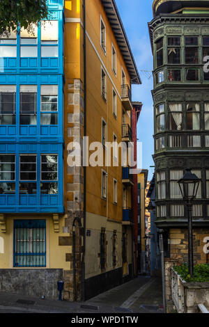 Strada con edifici tipici in Portugalete centro storico vicino a Bilbao, Paesi Baschi Foto Stock