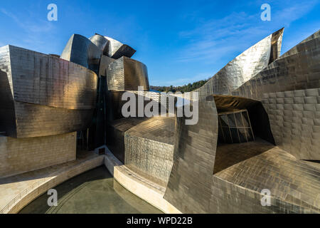 I dettagli di architettura del Museo Guggenheim, rivestito in vetro, titanio, e calcare, Paese Basco, Spaiin Foto Stock