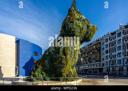Floral cane vicino al Guggenheim Museum Bilbao è una popolare attrazione turistica, Bilbao, Paesi Baschi Foto Stock