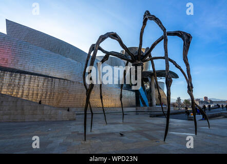 Il ragno gigante scultura al di fuori del Museo Guggenheim, il più famoso punto di riferimento turistici a Bilbao, Paesi Baschi Foto Stock