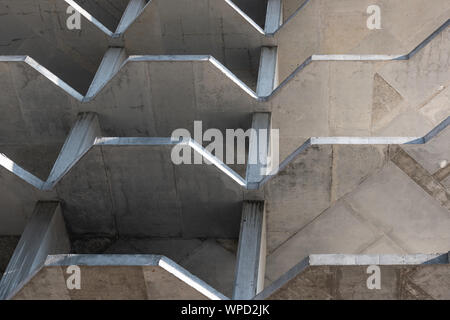 Alto edificio di appartamenti - abstract architettura in cemento costruzione processo in dettaglio Foto Stock
