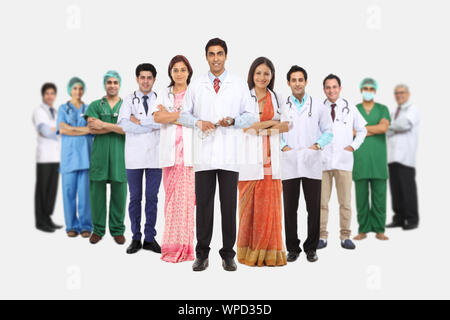 Squadra fiduciosa di professionisti medici guida da medico maschile Foto Stock