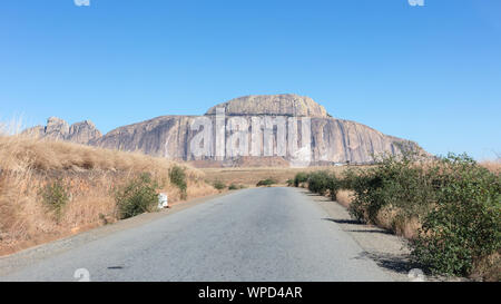 Fandana (il gateway a sud), una formazione di roccia a fianco della RN7 road nel sud-ovest del Madagascar Foto Stock