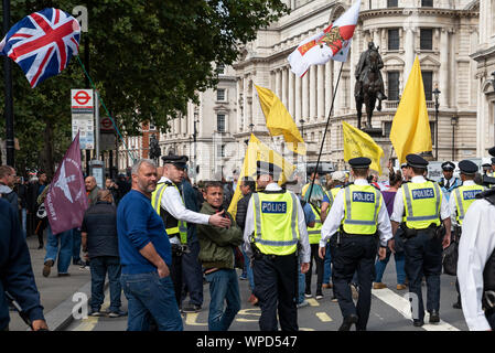 Londra, Regno Unito. Il 7 settembre 2019. Pretendere democrazia Johnson - Arrestare il colpo di stato di dimostrazione. I manifestanti ammassato in Whitehall vicino alle porte di Downing Street. Metropolitan Police spostare su e escort ala destra Giubbotto giallo attivisti lontano da Whitehall. Ospitato da un'altra Europa è possibile, Partito Verde di Inghilterra e Galles, slancio, Stop Trump, Owen Jones e la manodopera per un socialista in Europa. Credito: Stephen Bell/Alamy Foto Stock