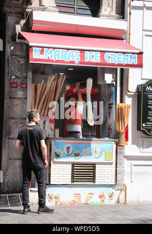 ISTANBUL, Turchia - 7 giugno 2019: Turco gelato venditore dimostra lo sticky fragrante bagno turco gelato dondurma Foto Stock