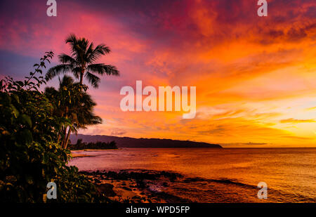 Tramonto sulla costa settentrionale di Oahu Foto Stock