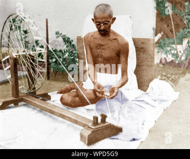 Il Mahatma Gandhi la filatura di una charkha, India, Asia, 1925 Foto Stock