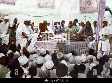 Mahatma Gandhi e Shauukat Ali e Sarojini Naidu, incontro pubblico, Bombay, Mumbai, Maharashtra, India, Asia, 1926, immagine vecchia annata 1900s Foto Stock