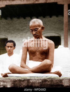 Il Mahatma Gandhi durante un incontro di preghiera, India, Asia, 1929 Foto Stock