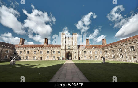 Seduta orgogliosamente nel Kent dell ultima medievale parco cervi, Knole è passata attraverso le royalty per la Sackville, famiglia che vivono ancora oggi in questa sede. Foto Stock