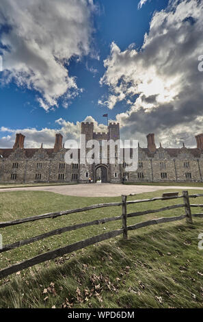 Seduta orgogliosamente nel Kent dell ultima medievale parco cervi, Knole è passata attraverso le royalty per la Sackville, famiglia che vivono ancora oggi in questa sede. Foto Stock