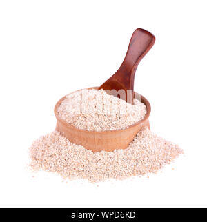 Crusca di frumento in una piccola ciotola di legno, isolato su bianco. Il germe di grano, il altamente nutritive cuore del grano kernel. Una buona alimentazione per la perdita di peso e Foto Stock
