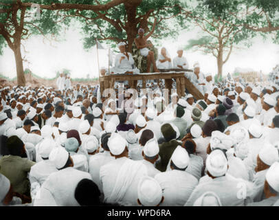 Il Mahatma Gandhi in una riunione serale durante il sale Satyagraha, India, Asia, Marzo 1930 Foto Stock