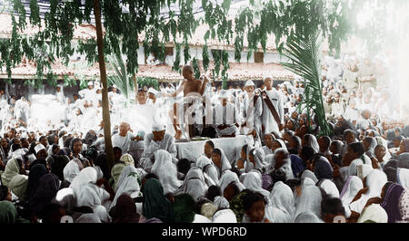 Mahatma Gandhi alla riunione durante il Satyagraha del sale, India, Asia, 1930 marzo vecchio 1900s immagine vintage Foto Stock