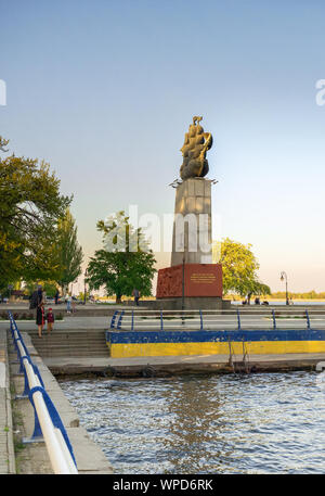 Cherson, Ucraina - 04.27.2019. Monumento ai primi costruttori navali di Cherson nella serata primaverile Foto Stock