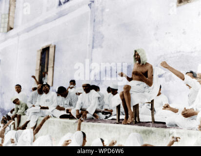 Il Mahatma Gandhi parlando con donne durante il sale Satyagraha a Surat, India, Asia, 1 Aprile 1930 Foto Stock