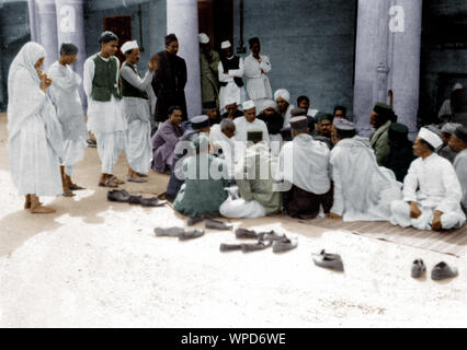 Il Mahatma Gandhi con Jamnalal Bajaj in riunione durante il sale Satyagraha, India, Asia, Marzo 1930 Foto Stock