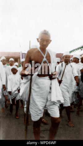 Il Mahatma Gandhi a piedi durante il sale Satyagraha, India, Asia, Marzo 1930 Foto Stock