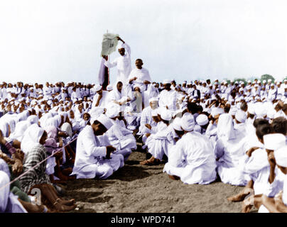 Il Mahatma Gandhi durante il sale Satyagraha, parlando in riunione, Gujarat, India, Asia, Aprile 1930 Foto Stock