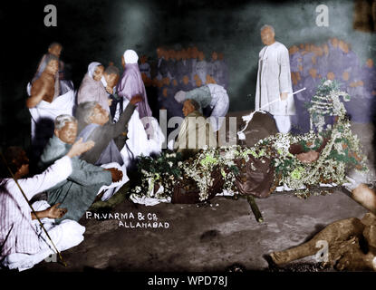 Il Mahatma Gandhi al funerale di Pandit Motilal Nehru, Uttar Pradesh, India, Asia, 6 febbraio 1931 Foto Stock