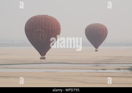 Bagan, Myanmar - Marzo 2019: i palloni ad aria calda lo sbarco nei pressi del fiume Irrawaddy di sunrise Foto Stock