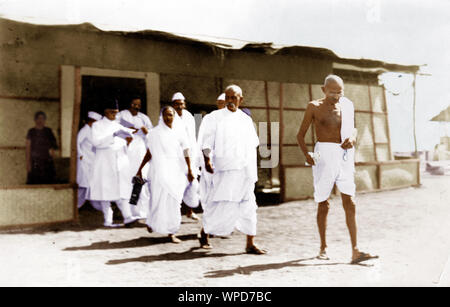 Il Mahatma Gandhi seguita da Sardar Vallabhbhai Patel durante il Congresso di Karachi, India, Asia, Marzo 1931 Foto Stock