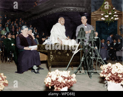 Il Mahatma Gandhi incontro di indirizzamento a popoli Hall a Losanna, Svizzera, 8 Dicembre 1931 Foto Stock