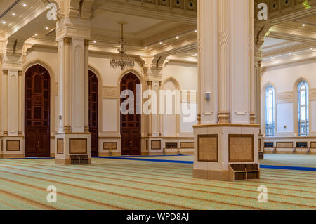 Salalah, Oman - 12 Novembre 2017: sala da preghiera del Sultano Qaboos moschea in Salalah, Sultanato di Oman. Foto Stock