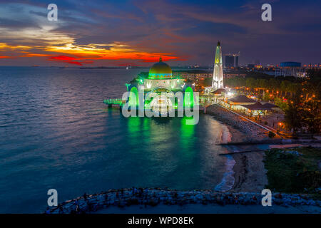 Malacca moschea flottante al tramonto vista aerea si trova su un'isola artificiale nella città di Malacca, Malaysia Foto Stock