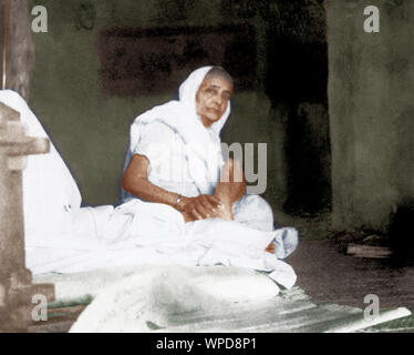 Kasturba Gandhi massaggiando il Mahatma Gandhi piedi, Sevagram Ashram, Wardha, India, Asia, 1939 Foto Stock