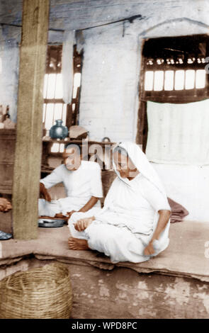 Kasturba Gandhi, seduta a Sevagram Ashram, Wardha, Maharashtra, India, Asia, 1939 Foto Stock