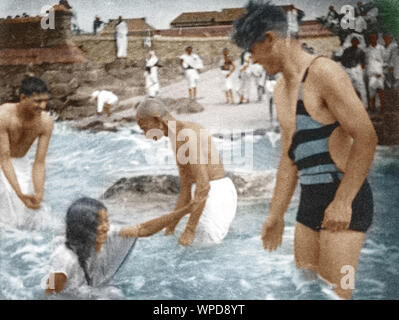 Il Mahatma Gandhi la balneazione a Cape Comorin, Kanyakumari, Tamil Nadu, India, Asia, 22 Gennaio 1934 Foto Stock